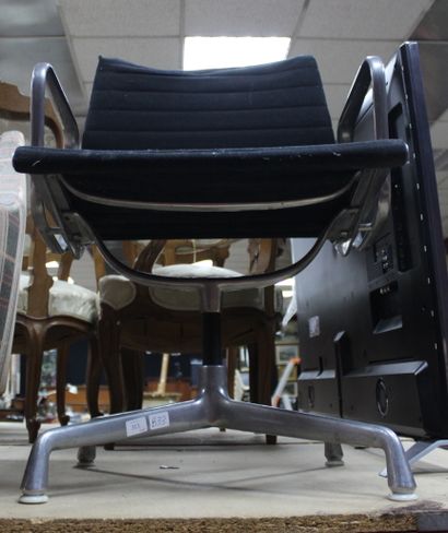 null Charles EAMES pour HERMANN MILLER, fauteuil 938-138. Garniture en tissus en...