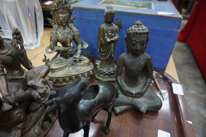 null Ensemble de 8 sujets en bronze : divinités asiatiques, Bouddha, renne (manque...