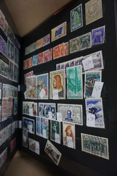 null 3 albums de timbres très incomplets et un lot d'actions anciennes.