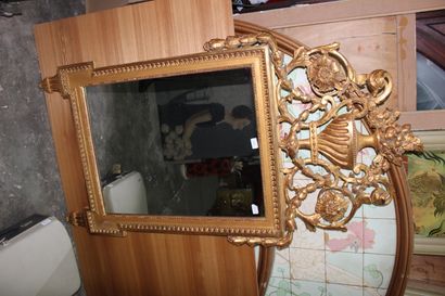 null Un miroir de coiffeuse de forme rectangulaire en bois et composition dorée le...