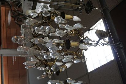null Lustre cage en métal doré et pampilles de cristal. Style Louis XV.