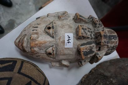 null Masque africain en bois nigérian sculpté et vase en carton bouilli.