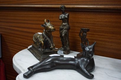 null Réunion de 3 sujets en bronze : chat couché, putto , vache sacrée dans le gout...