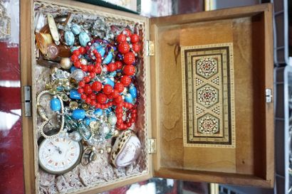 null Lot de bijoux fantaisie dans un coffret en bois incrusté de nacre : colliers,...