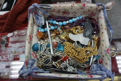 null Lot de bijoux fantaisie : colliers, chaines, bagues, stylo, lot de pièces de...