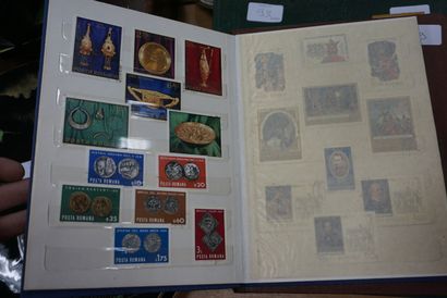null Lot de timbres : 5 albums et timbres en vrac.