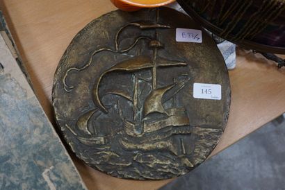 null Bas relief de forme circulaire en bronze patiné figurant deux voiliers, signé...