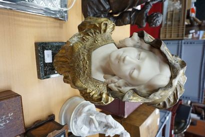 null * Affortunato GORY (1895 - 1925), buste d'élégante en bronze doré et albâtre...