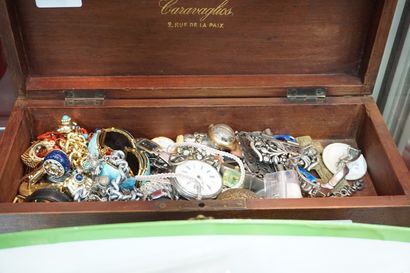 null Lot de bijoux fantaisie : colliers, boucles d'oreilles, pin's, montre-bracelet,...