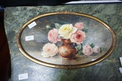 null Madeleine RENAUD (1900-1994), bouquet de roses, aquarelle ovale signée en bas...