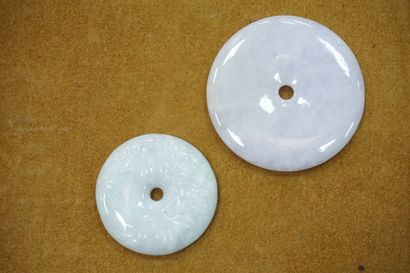 null Deux disques Bi, l'un en jade blanc gravé, l'autre blanc lavande.