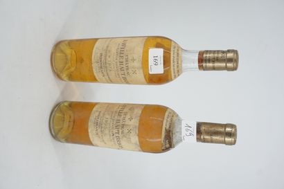 null 2 bouteilles de CHÂTEAU LAVILLE HAUT BRION, l'une de 1974, haute épaule très...
