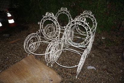 null Quatre fauteuils de jardin en fer forgé laqué blanc à motif d'enroulements de...