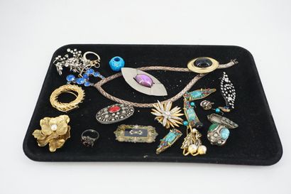 null * Lot de bijoux fantaisie : colliers, montre de dame, GUBELIN en métal doré,...