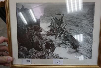 null Un lot de cinq photographies figurant des voiliers accostant et un naufrage...