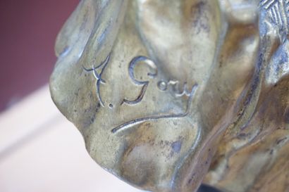 null * Affortunato GORY (1895 - 1925), buste d'élégante en bronze doré et albâtre...