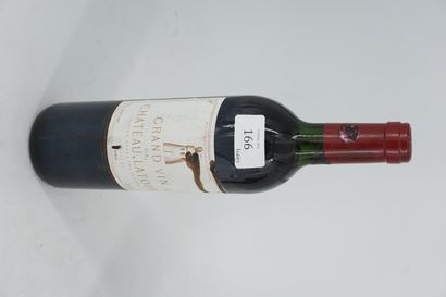 null 1 bouteille grand vin de CHÂTEAU LATOUR 1984, haute épaule, la capsule et l'étiquette...