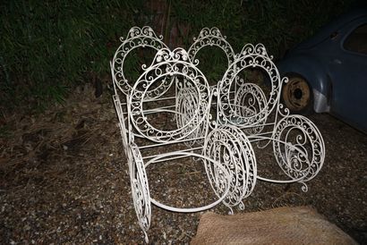 null Quatre fauteuils de jardin en fer forgé laqué blanc à motif d'enroulements de...