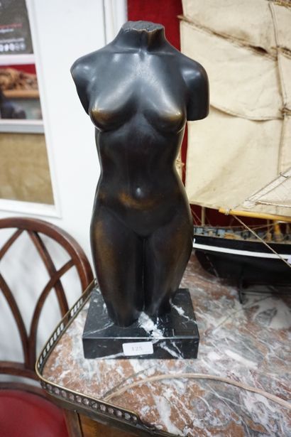 null D'après Luisa SALLULI, Torse féminin, sculpture en bronze patiné, éditions ...