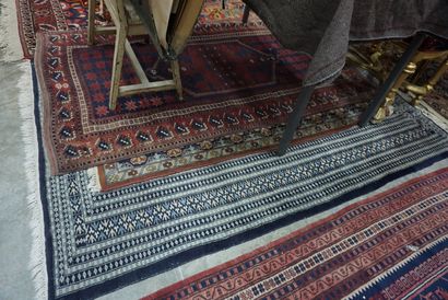 null * Six tapis en laine à motifs géométriques ou floraux modernes.