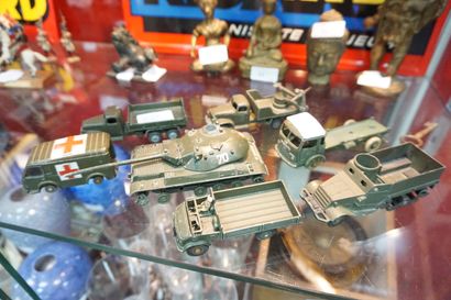 null Lot de véhicules militaires miniatures dont DINKY TOYS.