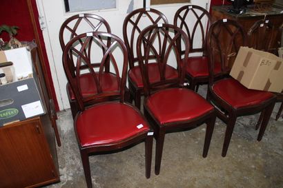 null THONET, suite de six chaises en bois teinté, le dossier cintré ajouré, l'assise...