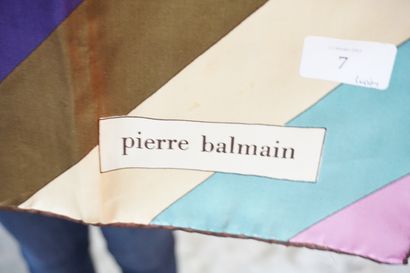 null Réunion d'une vingtaine de foulards vintage : Pierre BALMAIN, CARVEN, Jacques...