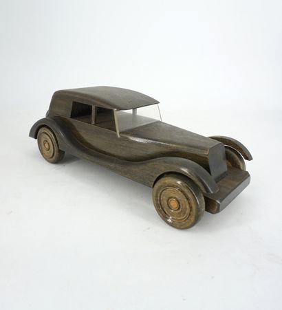 null LEHENAL France maquette de voiture en bois sculpté.