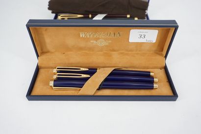 null WATERMAN, Deux stylos bille et un stylo plume en métal doré et laque bleue (la...