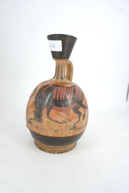 null Vase en terre cuite à décor mythologique de figures noires dans le goût de la...