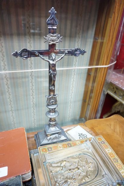 null Lot d'objets lithurgiques : crucifix en métal, cadre, ensemble de missels, petit...