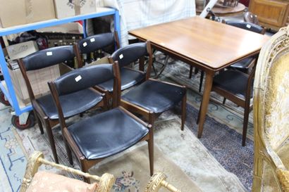 null * Suite de six chaises en bois naturel, garniture de simili cuir. Table de salle...