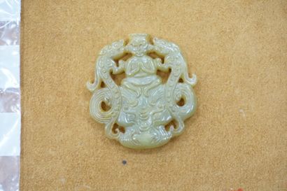 null Plaque en jade jaune à décor ajouré de divinité et de dragon.