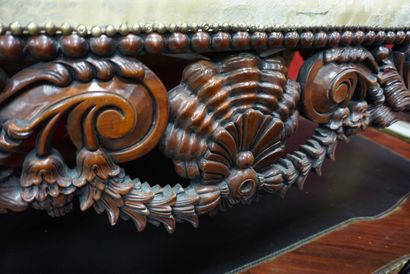 null Important canapé en bois et composition sculpté à décor de chimères, coquilles,...