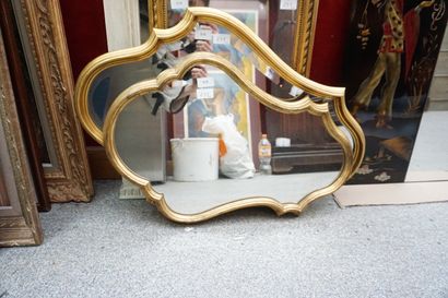 null 3 miroirs en bois doré, 1 miroir en bois peint. On joint : Trumeau en bois ...