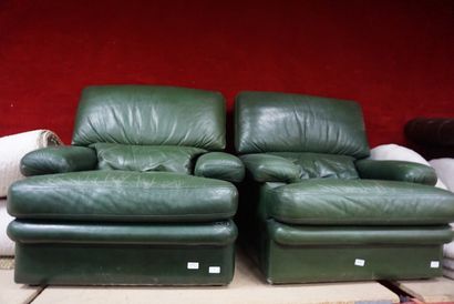 null * Canapé et deux fauteuils confortables et cuir teinté vert. Usagés.