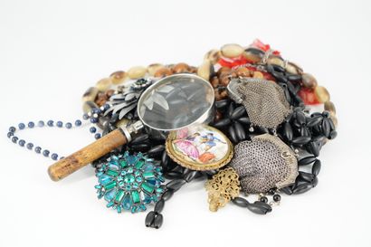 null Lot de bijoux fantaisie et objets de vitrine : bracelets, colliers, boitiers...