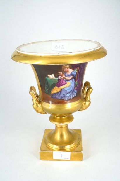 null Vase en porcelaine de forme Médicis à fond doré peint d'une scène figurant une...