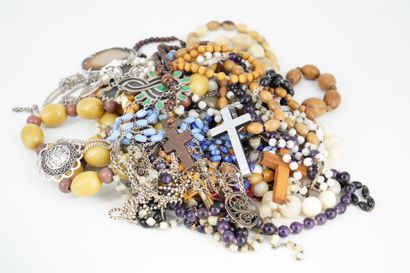 null Lot de bijoux fantaisie : colliers, bracelets, pendentifs, deux stylos plum...