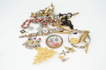 null Lot de bijoux fantaisie : broche en porcelaine de Limoges, pendentif en argent...