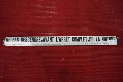 null "Ne pas descendre avant l'arrêt complet de la voiture", petite plaque émaillée,...