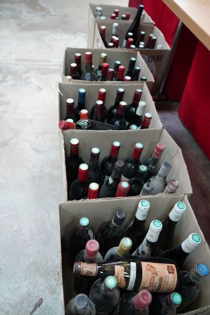 null Important lot de bouteilles de vin (six cartons).