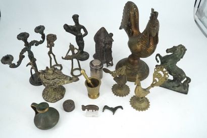 null Lot de sujets en bronze : coq, cheval, personnages, hutte, lampe à huile, mortier...