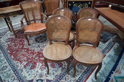null Paire de fauteuils et suite de quatre chaises en bois mouluré et sculpté à décor...