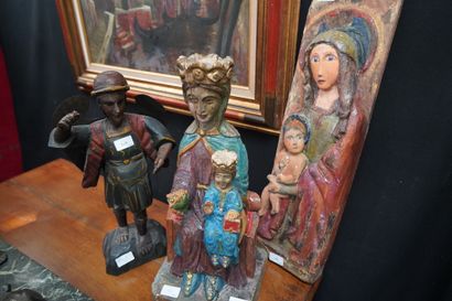 null Vierge à l'enfant en bois sculpté polychrome, bas relief en bois sculpté figurant...