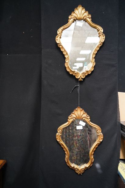 null Deux miroirs en bois et composition dorés de forme chantournée à décor de feuillages...