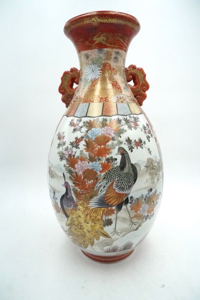 null Paire de vases en porcelaine à décor de personnages dans des jardins et oiseaux,...