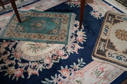 null Trois tapis chinois en laine à décor floral.