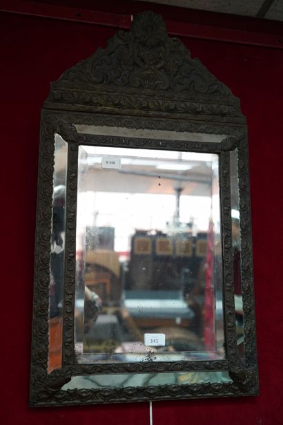 null Miroir à parclose en métal repoussé de style Louis XIV, oxydations et usure...