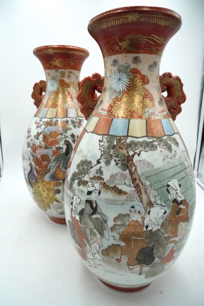 null Paire de vases en porcelaine à décor de personnages dans des jardins et oiseaux,...